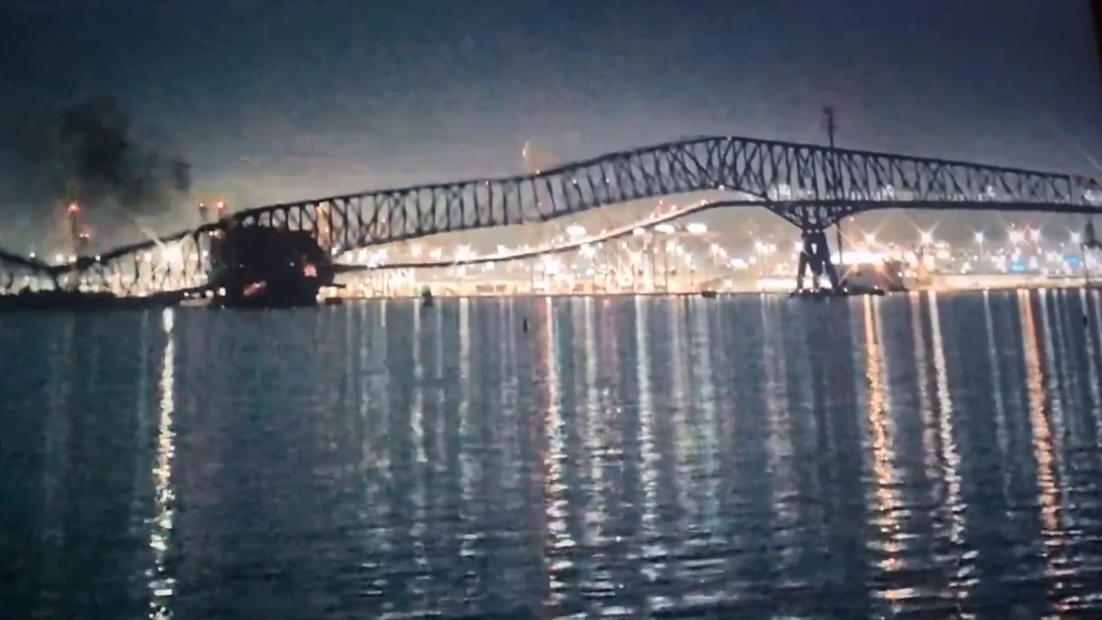 Un carguero impacto y derrumbó un puente en Baltimore EEUU